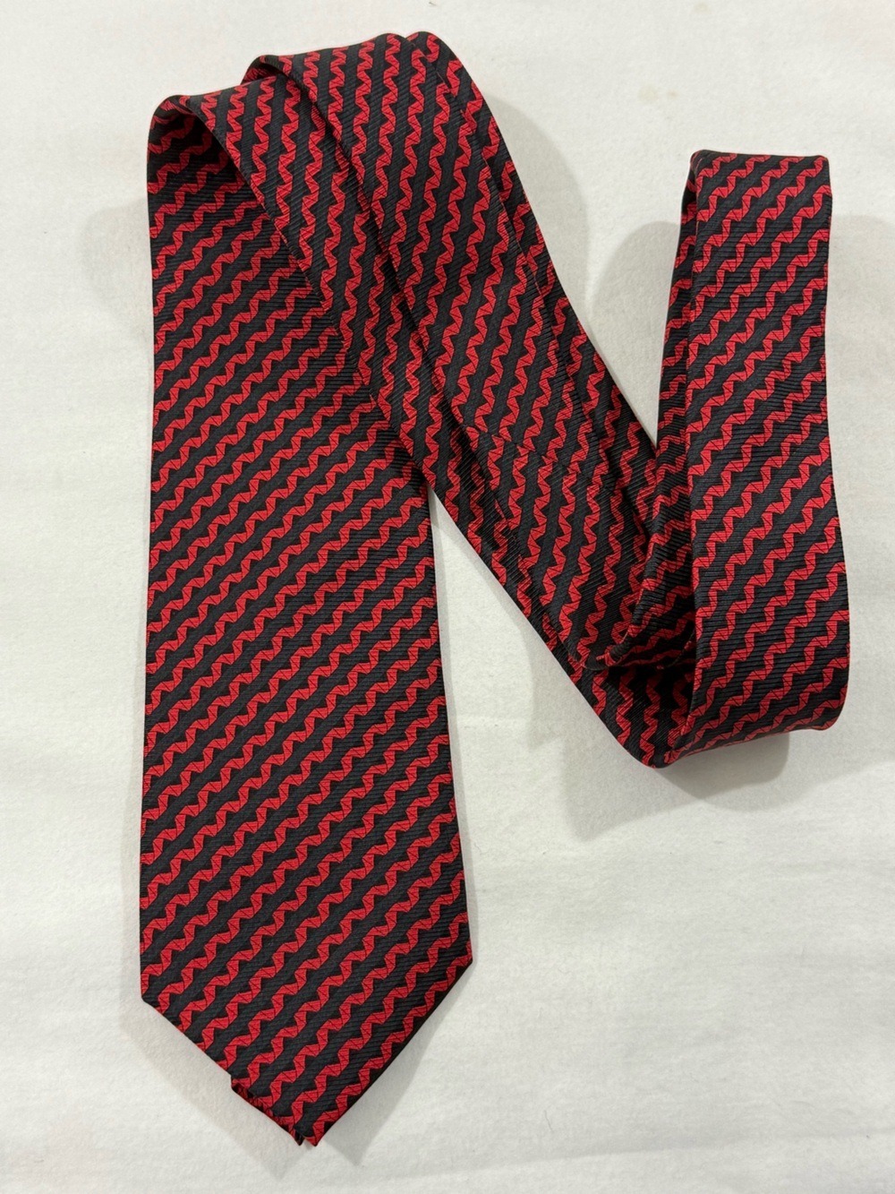 Bijoux Terner Genuine Silk Red Black Zigzag Geometric Men’s Necktie 3.5 x 56